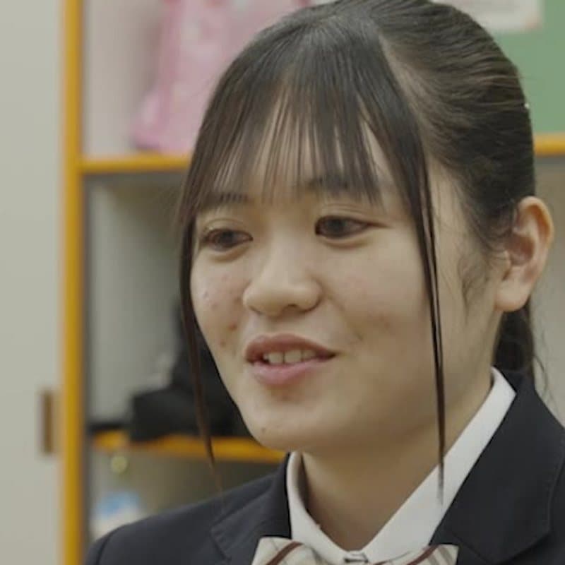 笑顔でインタビューに答える鈴木さん
