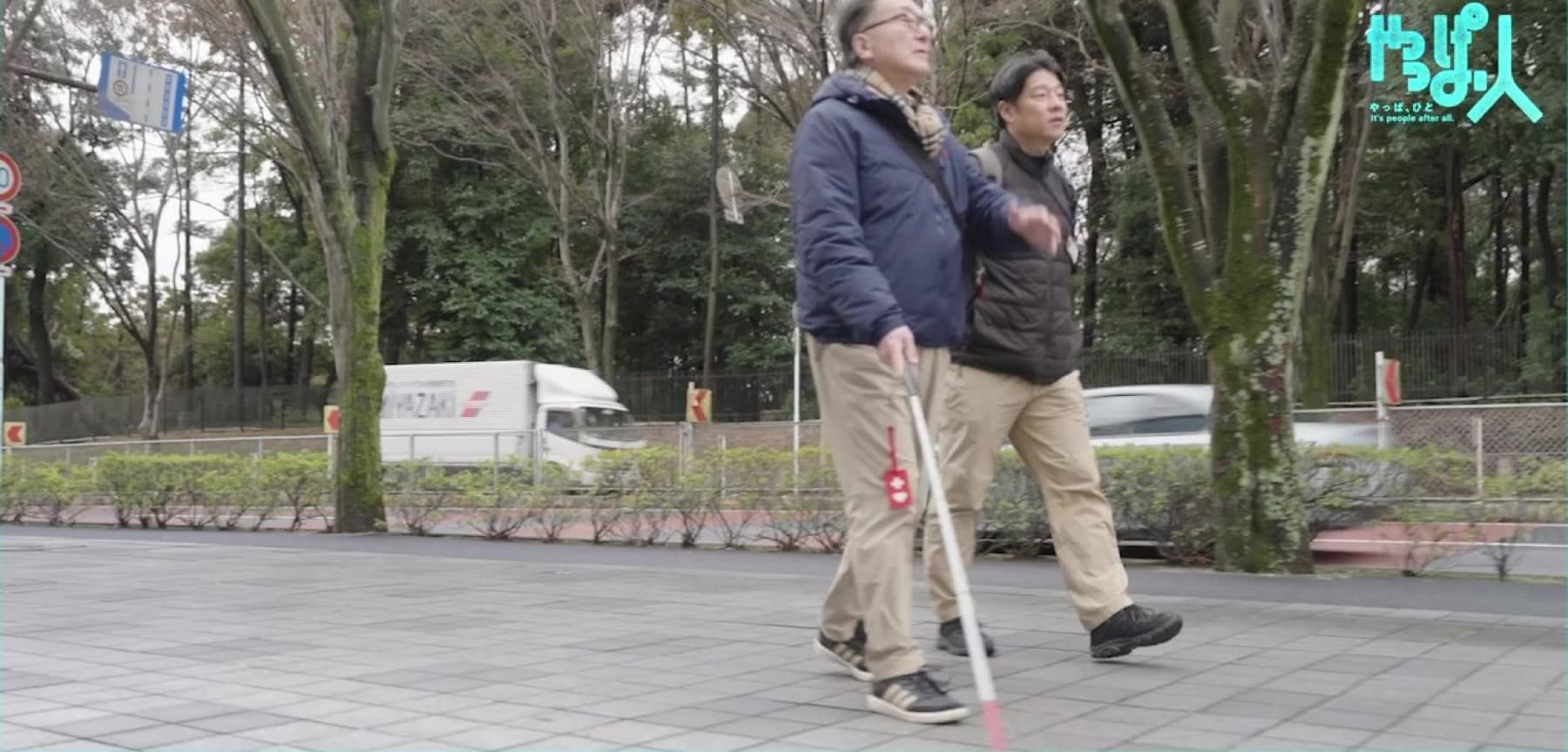 並んで歩きながら会話する飯島さんと歩行訓練士・島田延明さん
